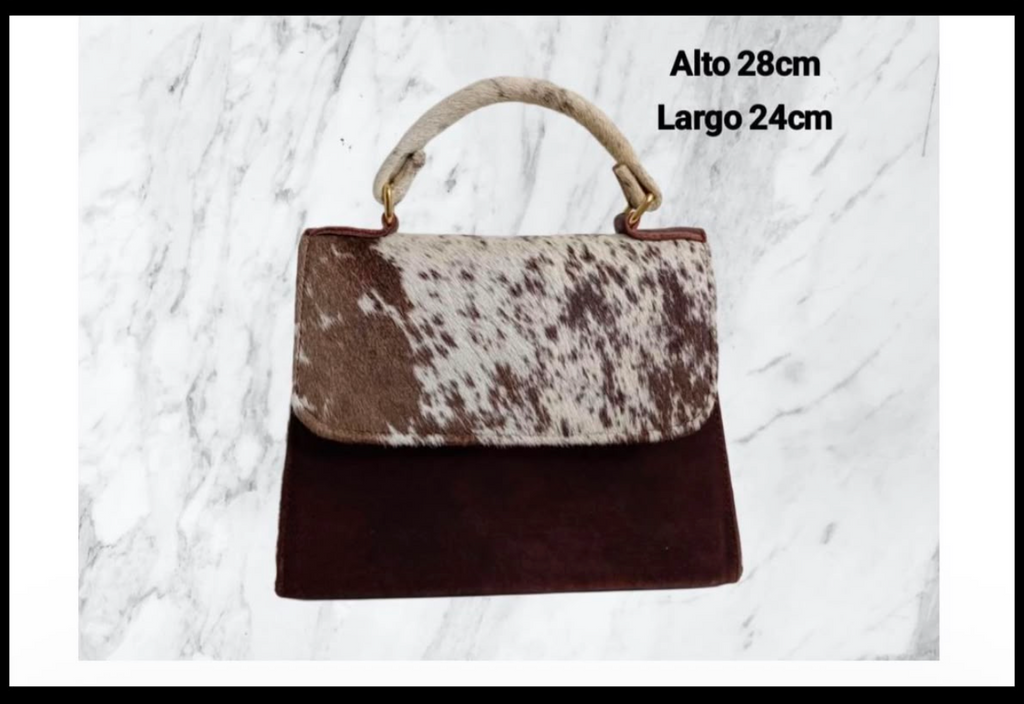 Black leather handbag with a soft fur finish/ Bolso de piel negra con pelo suave