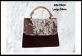 Black leather handbag with a soft fur finish/ Bolso de piel negra con pelo suave