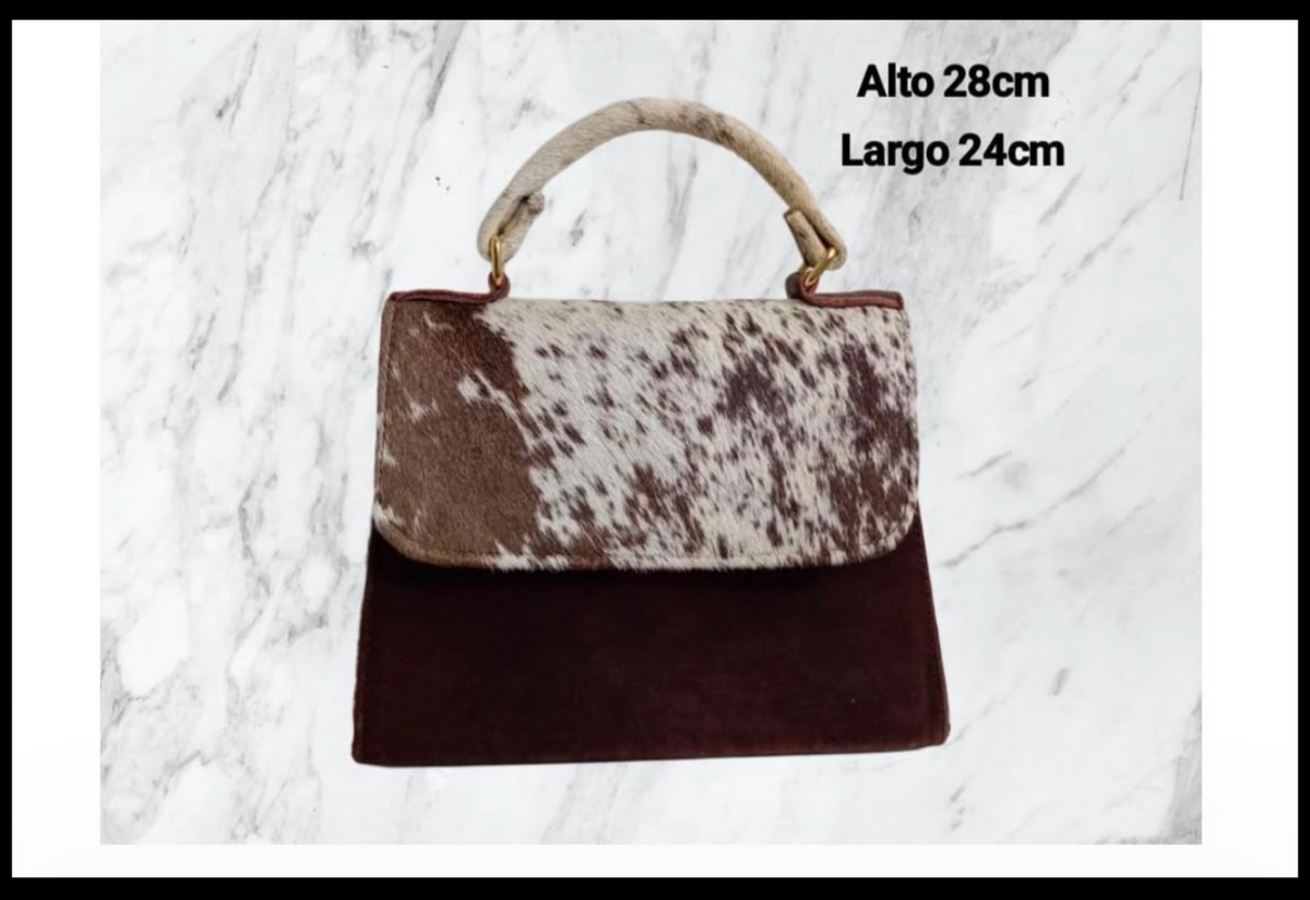 Black leather handbag with a soft fur finish/ Bolso de piel negra con pelo suave