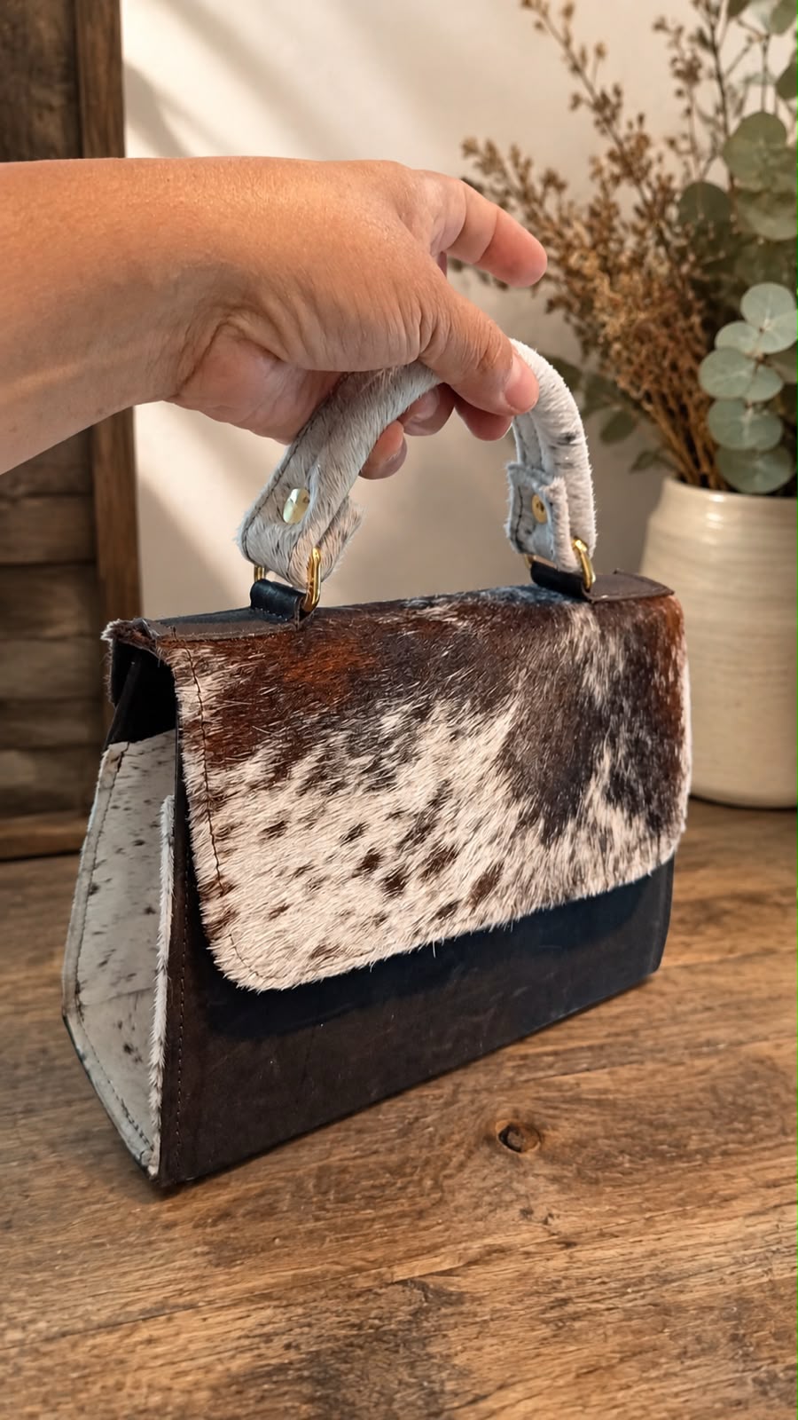Black leather handbag with a soft fur finish/ Bolso de piel negra con pelo suave