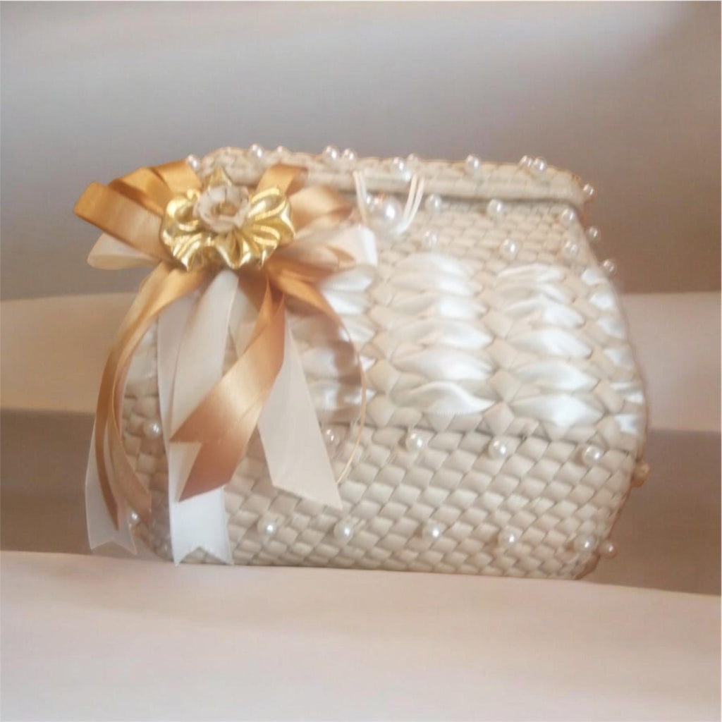 Beige Palm Basket Bag with Golden Flower / Bolsa en forma de canasta con flor dorada