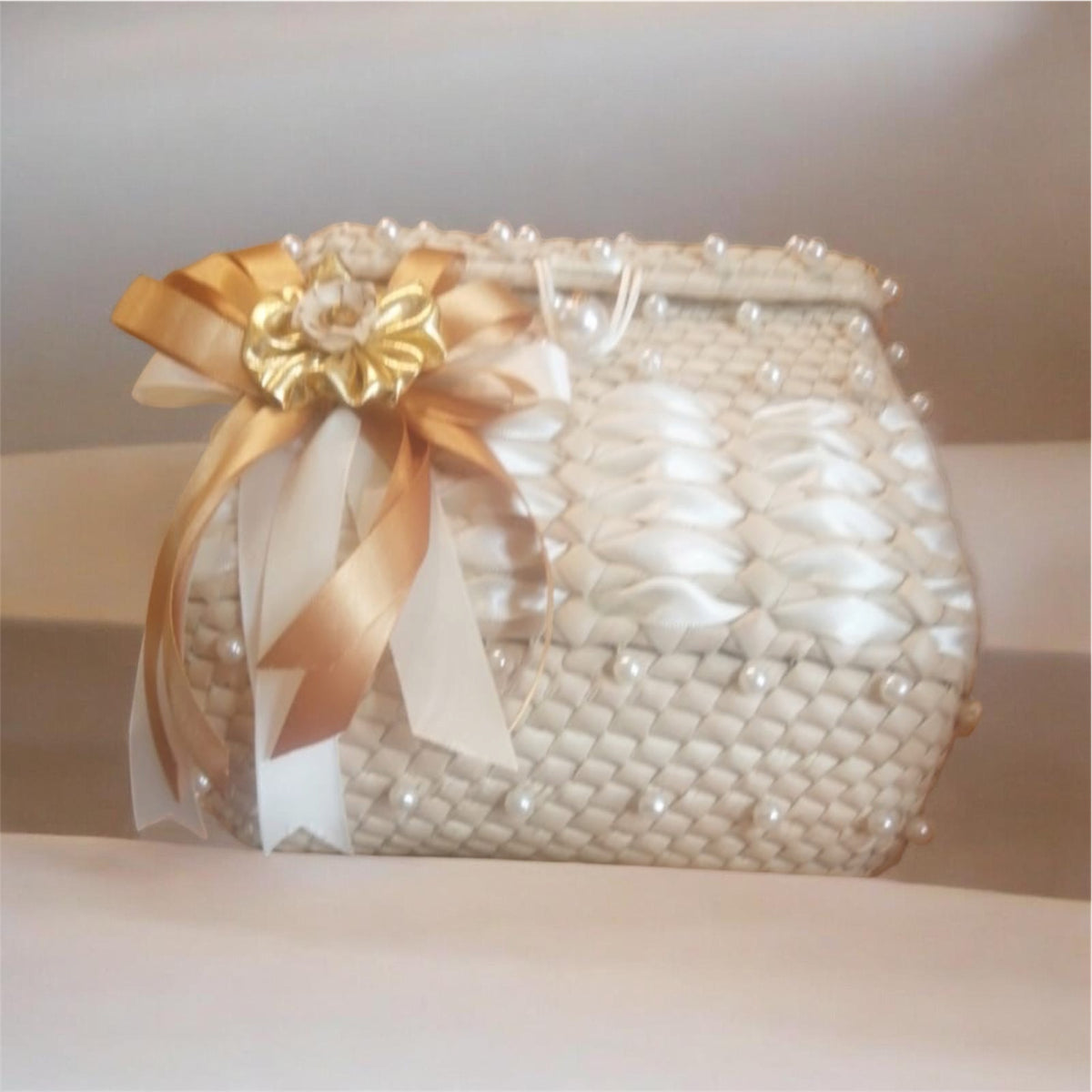 Beige Palm Basket Bag with Golden Flower / Bolsa en forma de canasta con flor dorada