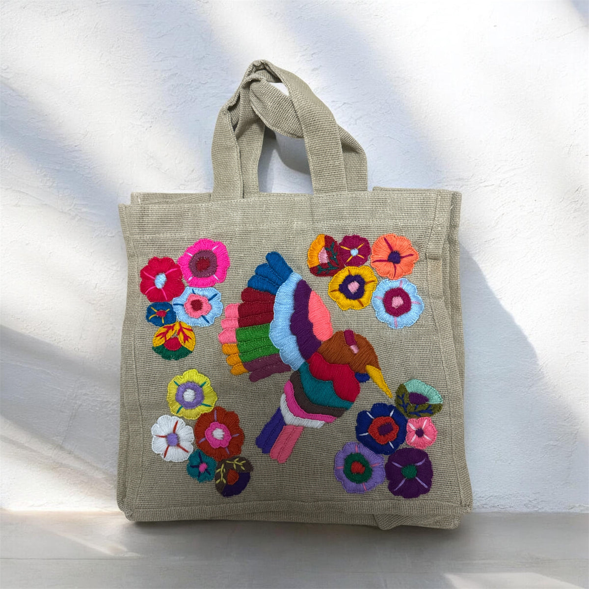 Jute Tote Handbag-embroidered  / Bolsa cuadrada en yute Colibri bordado a mano 2