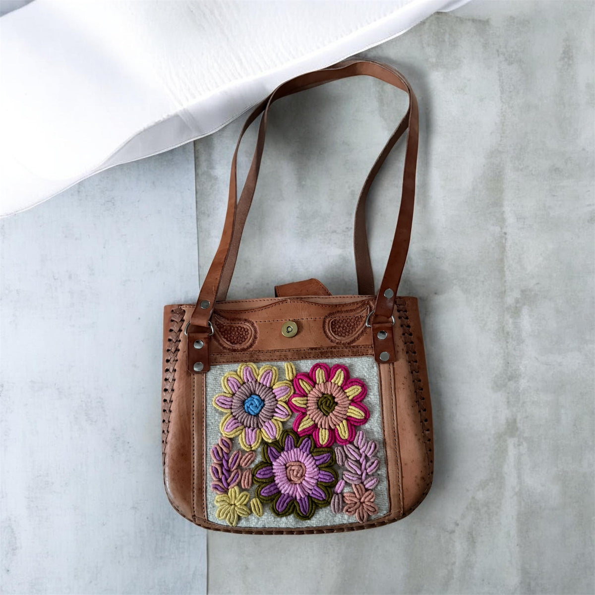 Hand-embroidered leather bag, bolso en cuero bordado a mano