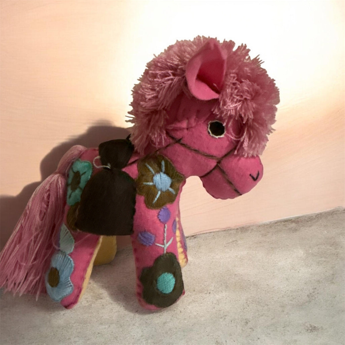 Horse Handmade Alebrije Figurine / Alebrije hecho a mano con forma de Caballo