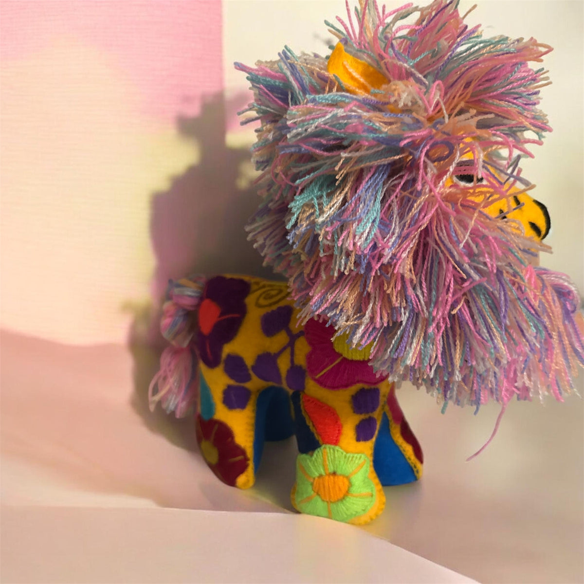 Lion  Handmade Alebrije Figurine / Alebrije hecho a mano con forma de Leon