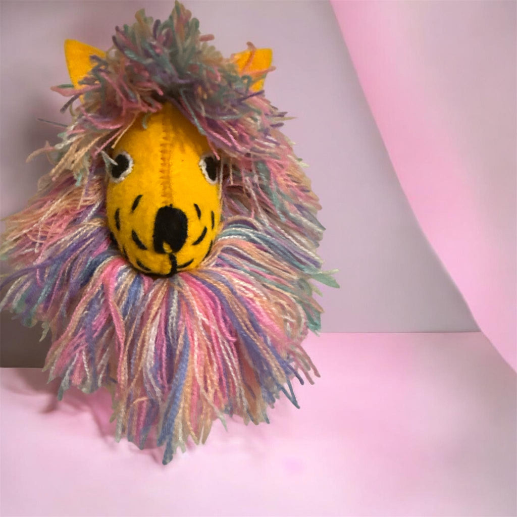 Lion  Handmade Alebrije Figurine / Alebrije hecho a mano con forma de Leon