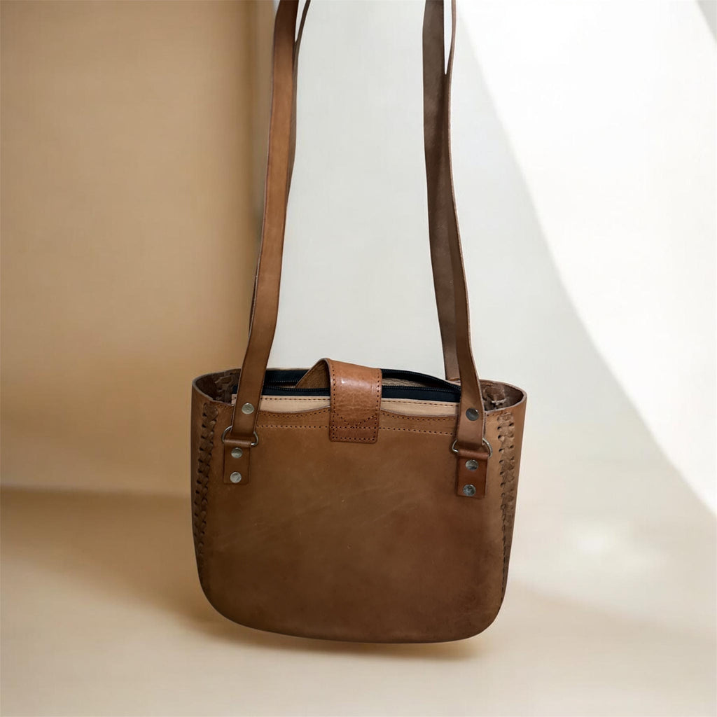 Hand-embroidered leather bag, bolso en cuero bordado a mano