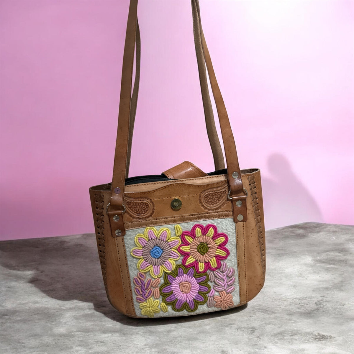 Hand-embroidered leather bag, bolso en cuero bordado a mano