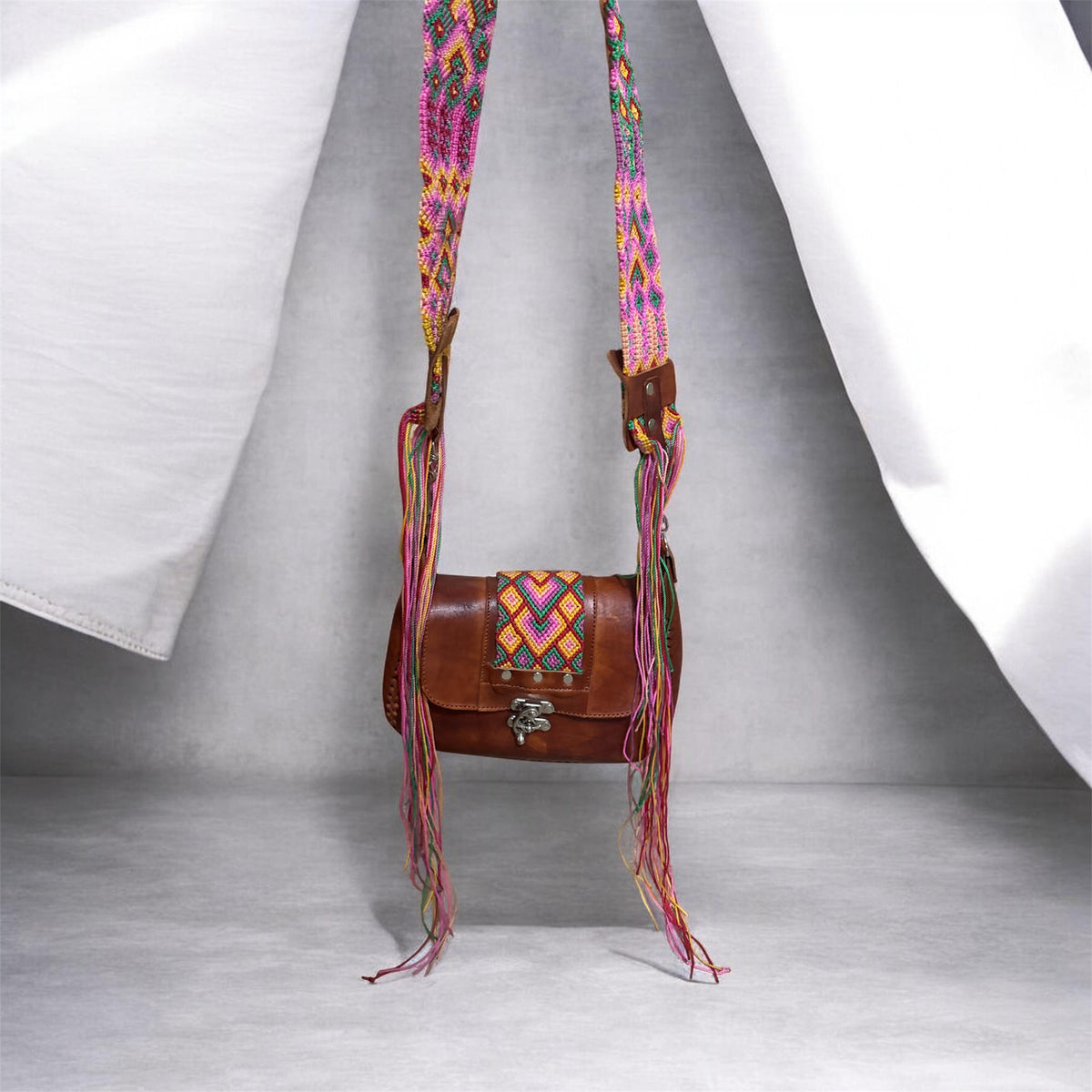 Handcrafted Leather Bag with Handwoven Strap / Bolsa de Piel con Tira Tejida a Mano