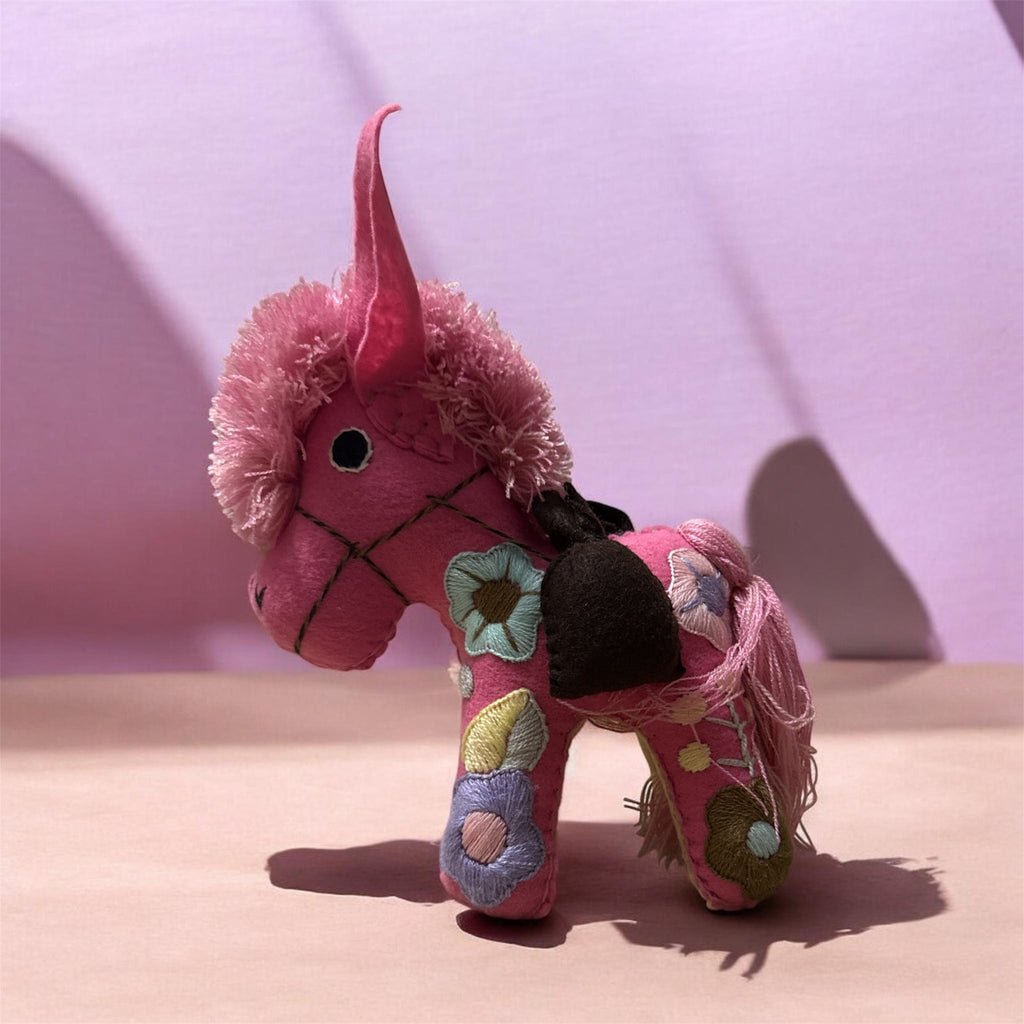Horse Handmade Alebrije Figurine / Alebrije hecho a mano con forma de Caballo