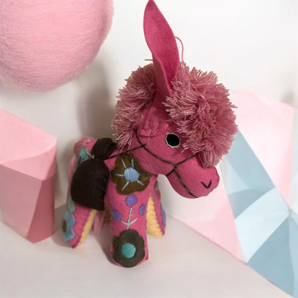 Horse Handmade Alebrije Figurine / Alebrije hecho a mano con forma de Caballo