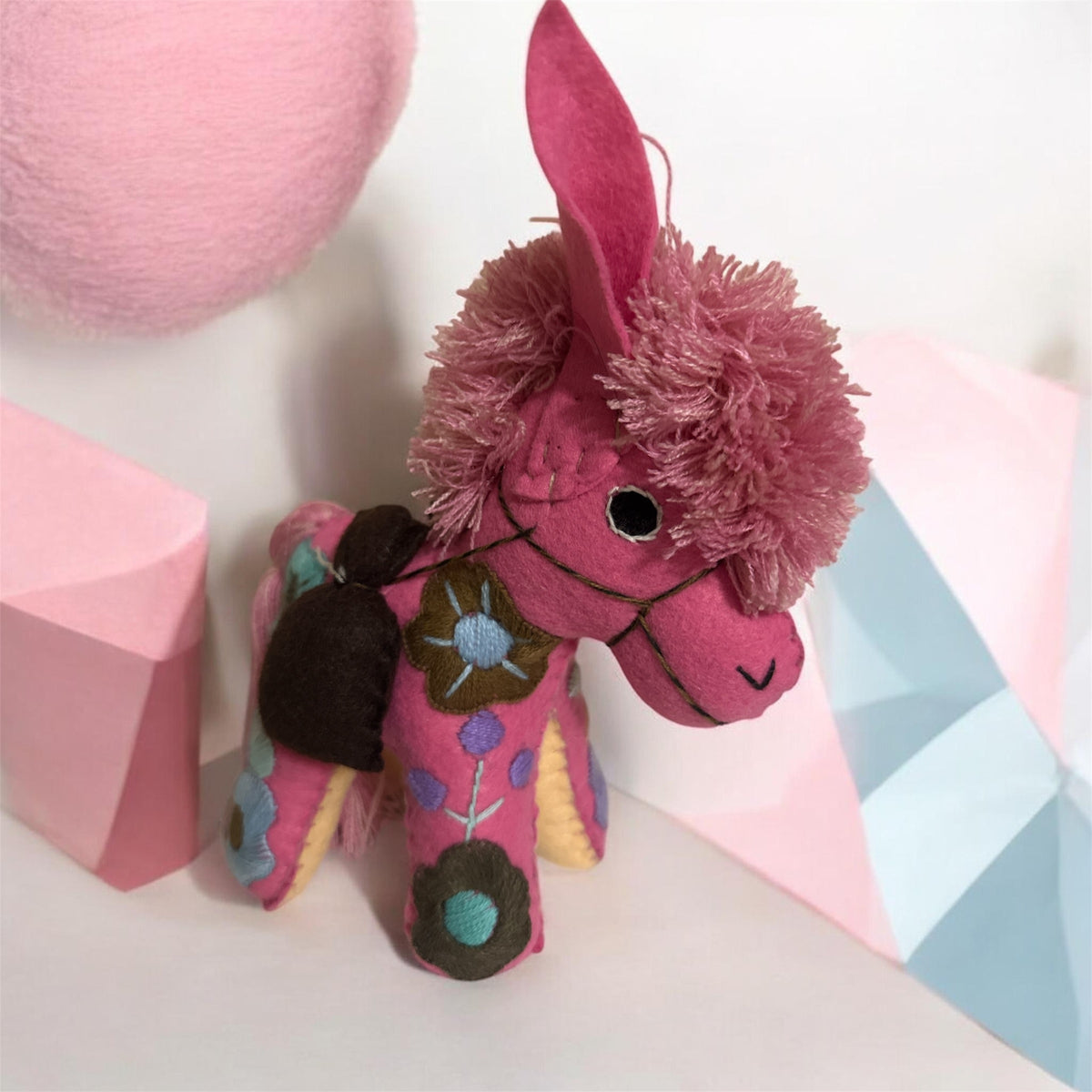 Horse Handmade Alebrije Figurine / Alebrije hecho a mano con forma de Caballo