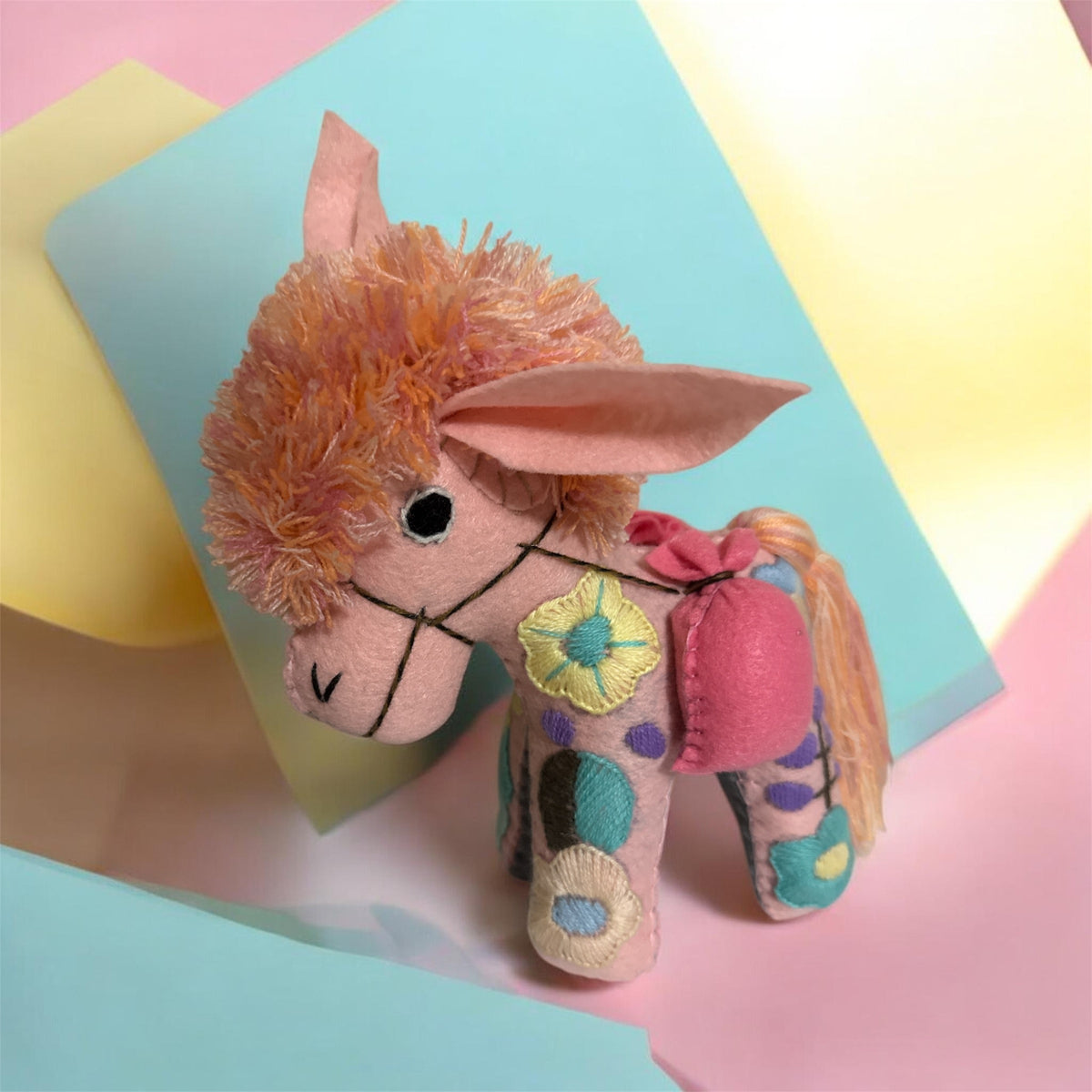 Pink Horse Handmade Alebrije Figurine / Alebrije hecho a mano con forma de Caballo Rosa pastel