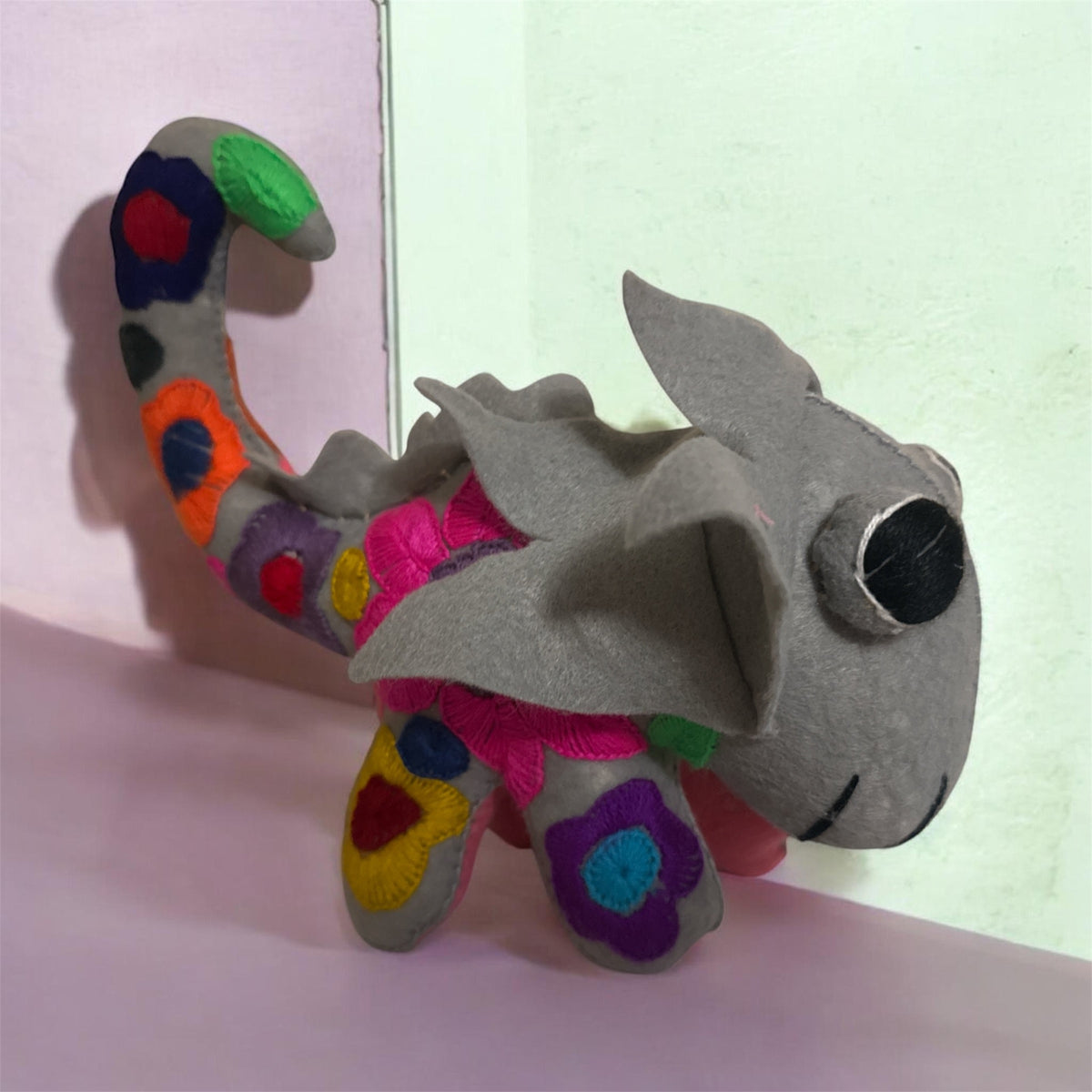 Gray Chameleon Handmade Alebrije Figurine / Alebrije hecho a mano con forma de Camaleon Gris