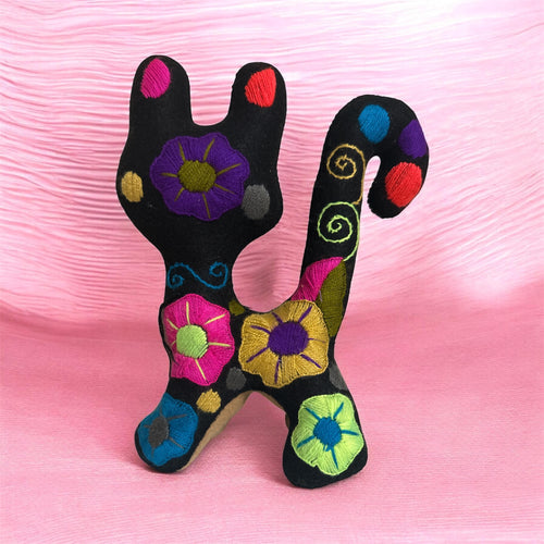 Cat Handmade Alebrije Figurine / Alebrije hecho a mano con forma de Gato