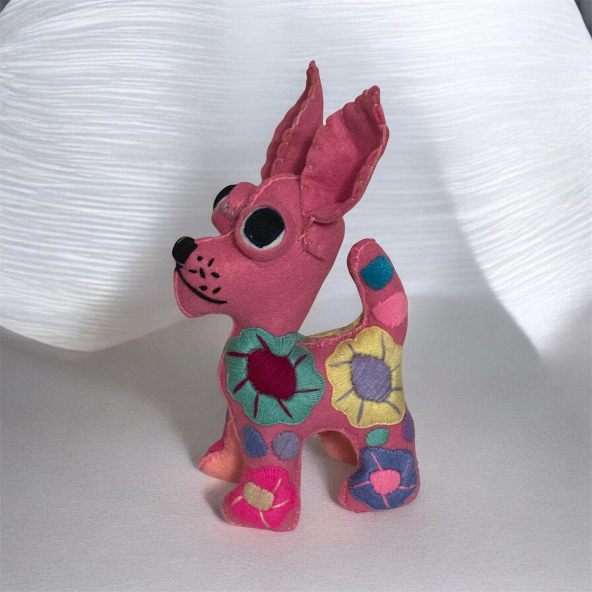 Chihuahua Dog Handmade Alebrije Figurine / Alebrije hecho a mano en forma a un Chihuha
