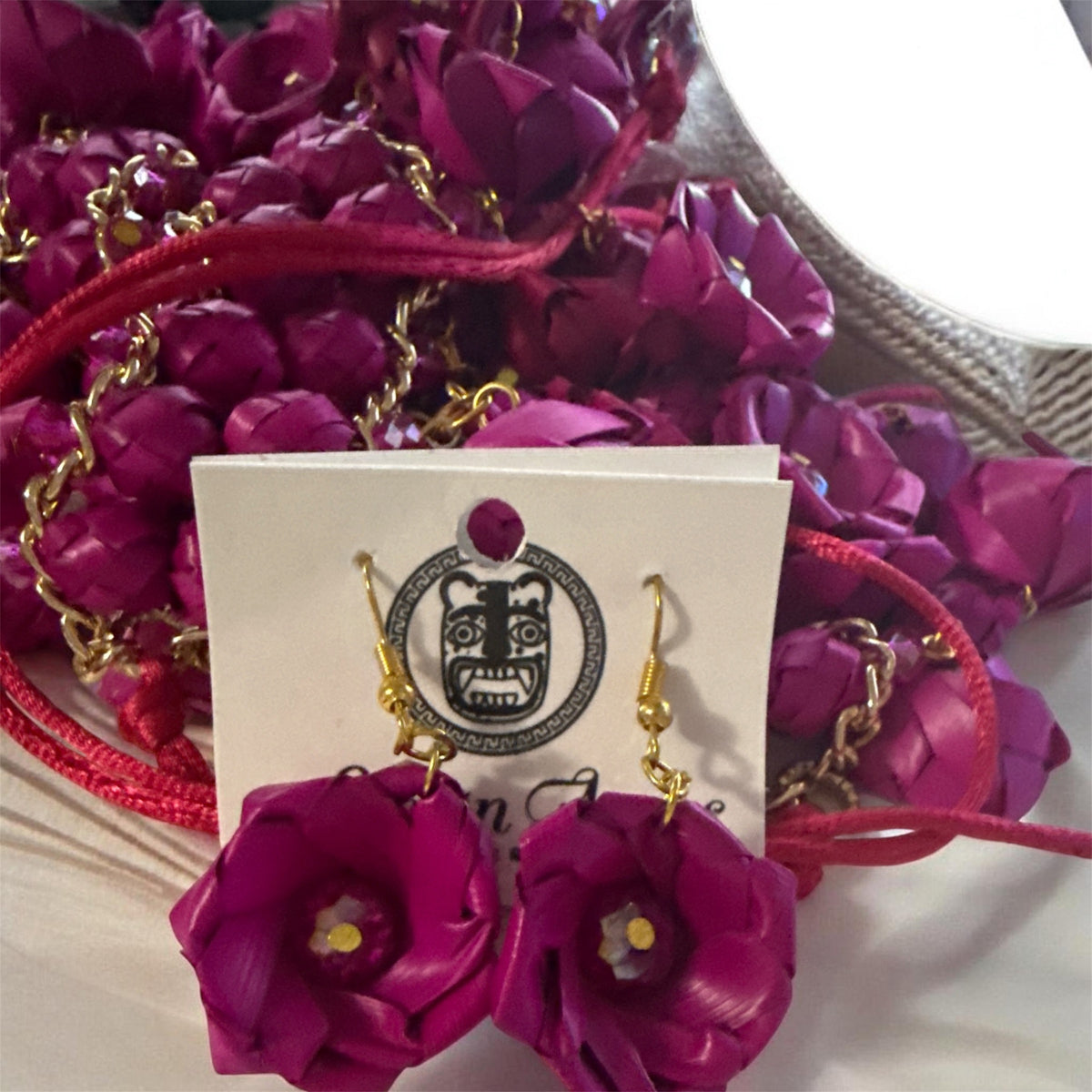 Fucsia Handcrafted Palm Necklace & earings / Collar & aretes de palma Fucsia