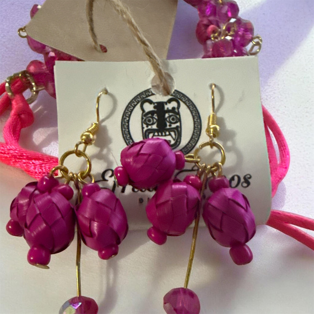 Pink Beaded Palm Jewelry Set / Juego de collar y aretes rosas elaborados a base de palma