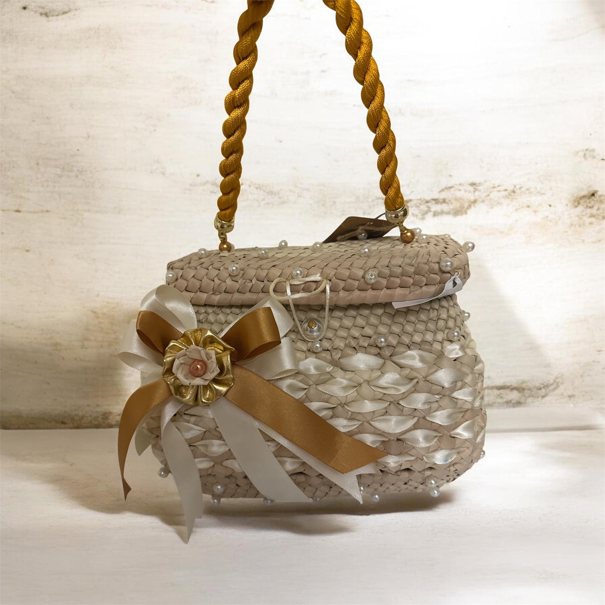Beige Palm Basket Bag with Golden Flower / Bolsa en forma de canasta con flor dorada