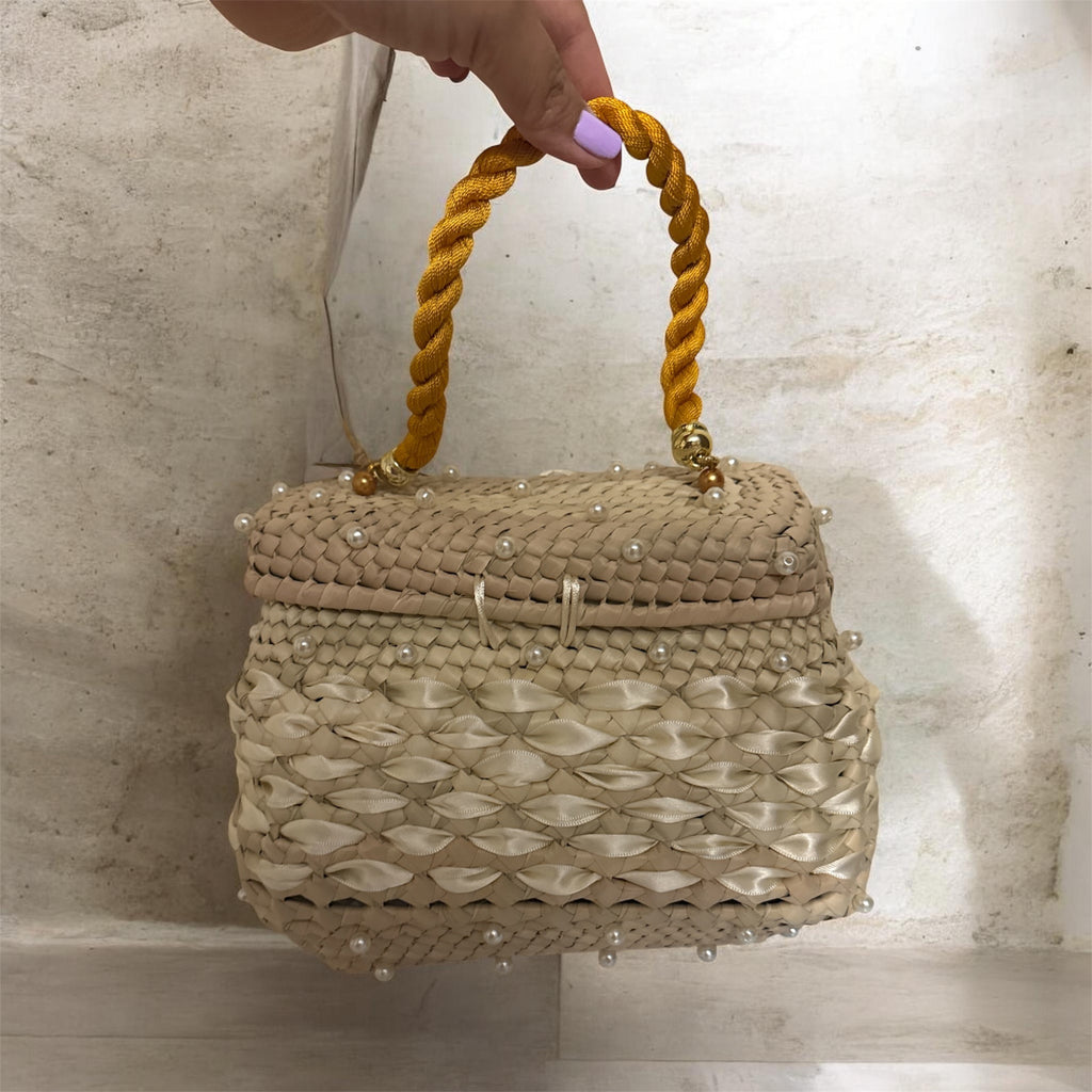Beige Palm Basket Bag with Golden Flower / Bolsa en forma de canasta con flor dorada