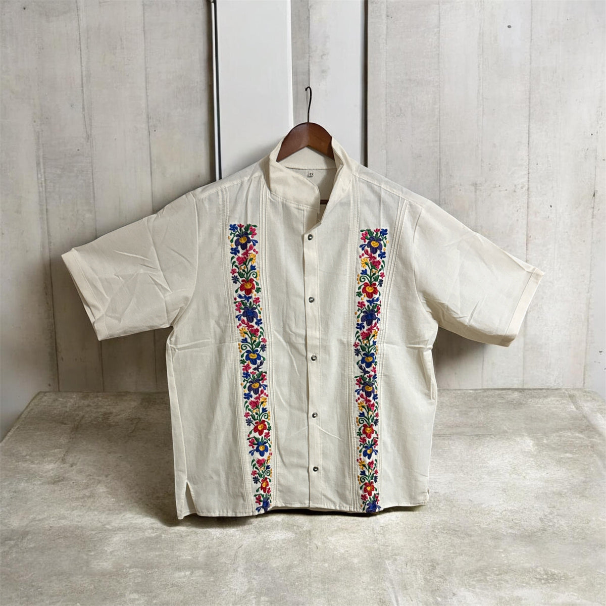 Men’s Embroidered Cotton Shirt / Camisa de Algodón Bordada para Hombre Beige Floral