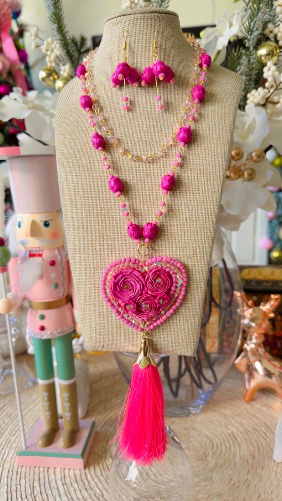 Pink Beaded Palm Jewelry Set / Juego de collar y aretes rosas elaborados a base de palma